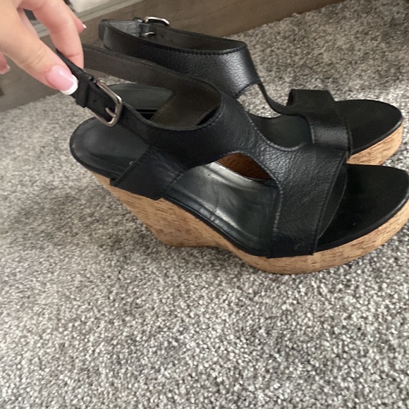 Stuart Weizman- open toe Wedges- size 8- black leather- cork heel - Picture 6 of 7